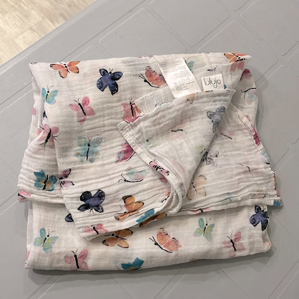 Lulujo baby girl muslin swaddle